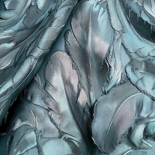 蓝绿色羽毛质感面料细节