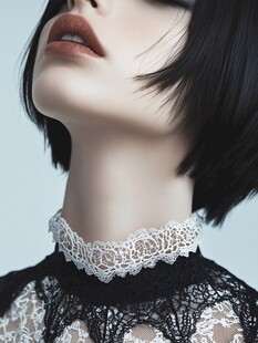 优雅蕾丝颈饰短发女性