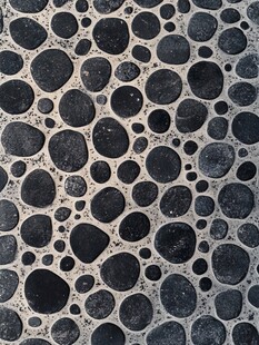 黑色鹅卵石路面纹理特写