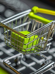 电脑上的迷你购物车模型