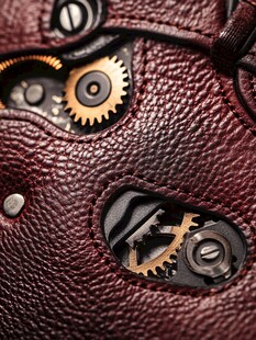 皮革上的机械齿轮细节