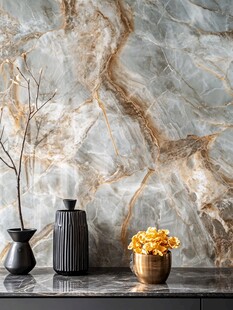 大理石墙前的精致摆件