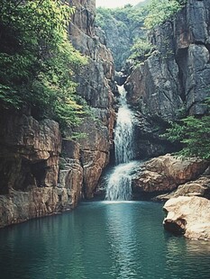 山间瀑布下的碧绿水潭