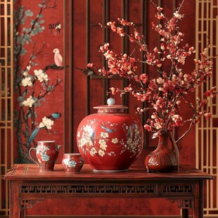 中式典雅红瓷摆件与花枝