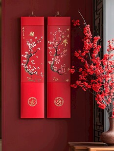中式红墙挂饰与红梅摆件