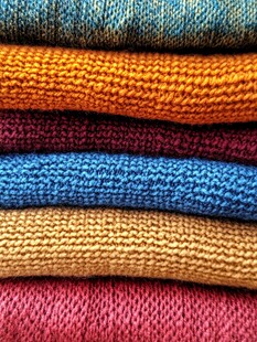 多彩针织毛衣堆叠展示