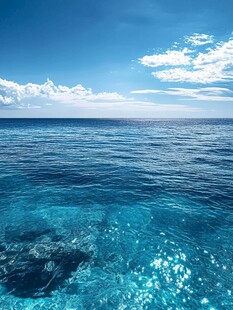 蔚蓝大海与澄澈天空美景