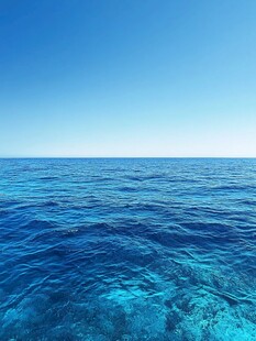 广阔湛蓝海洋纯净景象