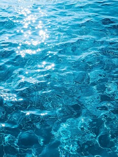 波光粼粼的清澈蓝色水面