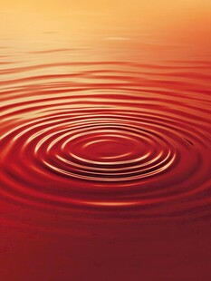 红色水面涟漪唯美画面