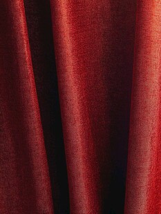 红色丝绒质感垂坠窗帘