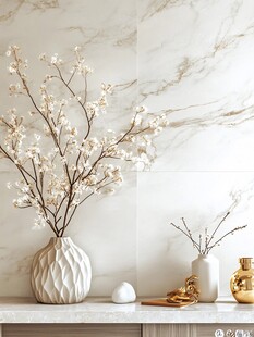 大理石前的雅致花艺摆件