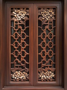 中式雕花木质双扇门窗
