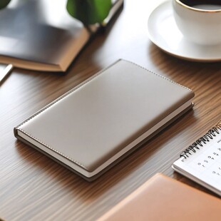 精致笔记本置于办公桌面