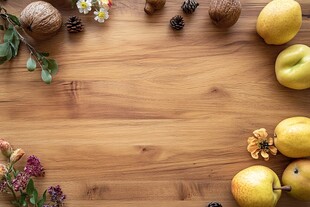 木质桌面的水果花卉摆饰