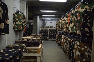 迷彩服饰陈列仓库