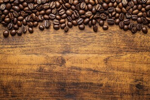 木质背景上的咖啡豆