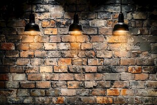 复古砖墙配三盏工业风吊灯