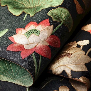 中式刺绣荷花织物特写