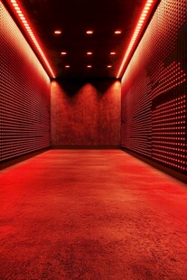 红色灯光营造的神秘走廊
