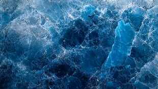 深邃蓝冰纹理 自然之美