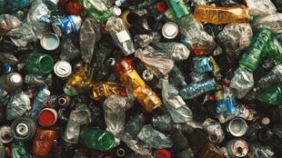 堆积如山的各类废弃瓶罐