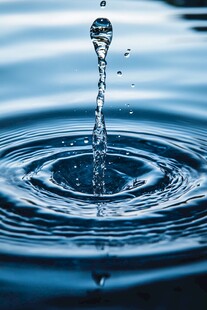 水滴入水溅起美丽涟漪