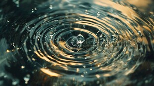 水滴落入水面泛起涟漪