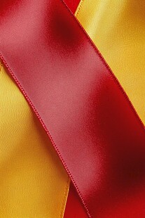 红金交织绸缎质感特写