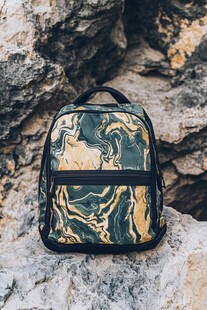 时尚迷彩背包置于岩石上