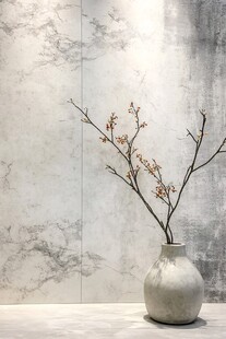 简约花瓶中的枯枝花卉