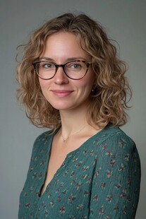 戴眼镜的卷发女士肖像