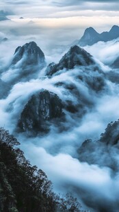 云雾缭绕的壮美山峦