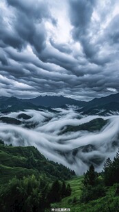 山间云海涌动壮美景观