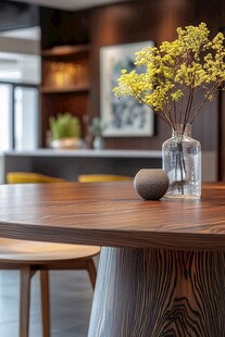 木质桌上的清新花瓶摆件