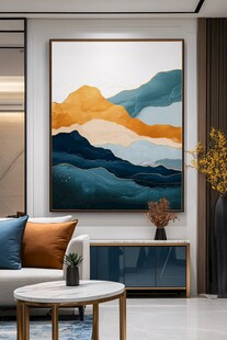 现代客厅中的抽象山水挂画
