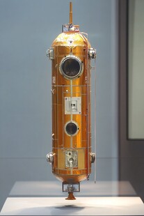 金色卫星模型展示