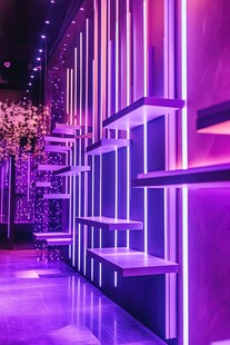 梦幻紫色灯光阶梯空间