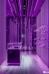 梦幻紫色系时尚鞋品展示区