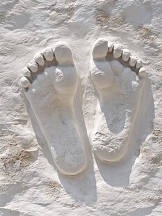 岩石上的双脚印痕迹