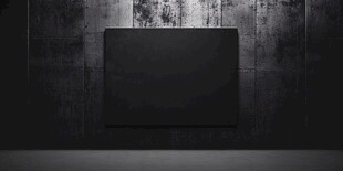 黑色画框置于斑驳墙前