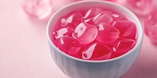 粉色心形果冻盛于白碗中