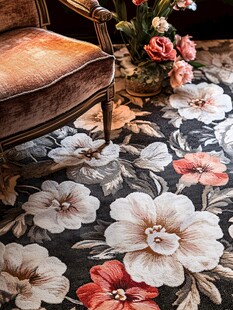 复古花卉地毯与优雅座椅