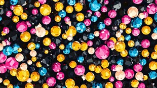 五彩斑斓宝石散落画面