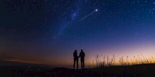 情侣共赏夜空中的流星