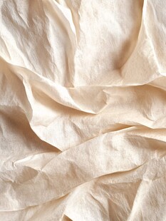 米白色褶皱纸张纹理特写