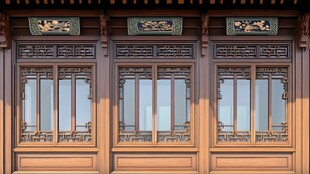 中式古典雕花木质门窗