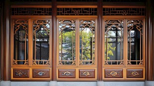 中式雕花木质门窗