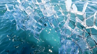 水中晶莹冰块的梦幻瞬间