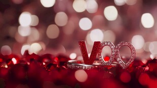 浪漫钻戒与爱心装饰摆件